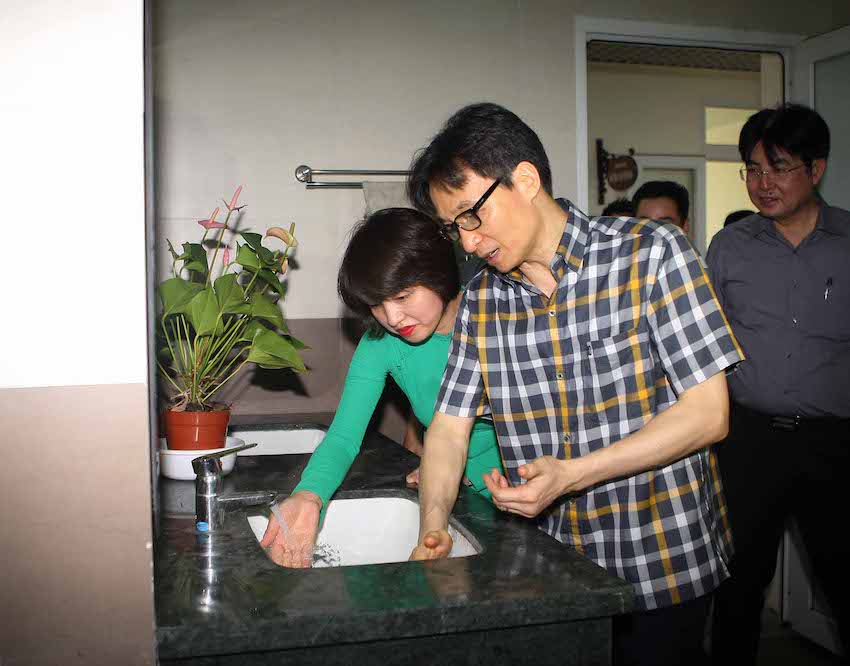 Để[-]nhà[-]vệ[-]sinh[-]không[-]là[-]"nỗi[-]sợ"[-]của[-]học[-]sinh,[-]du[-]khách